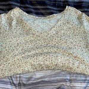 Cute cream colored leopard print Old Navy t shirt